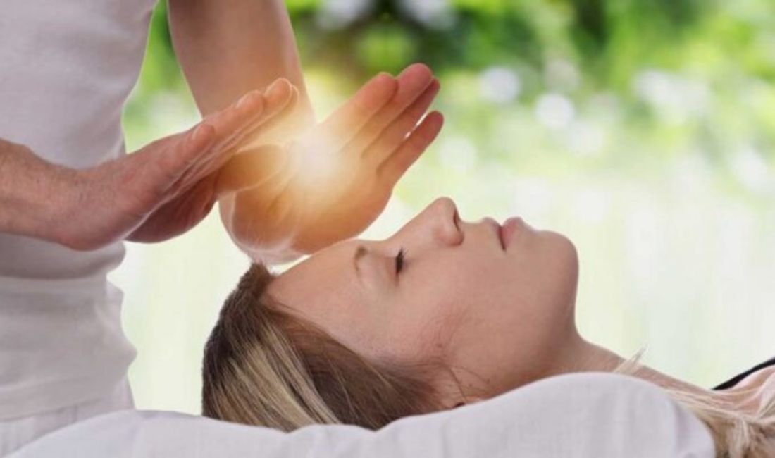 Sesión de Reiki con manos cerca de la cabeza