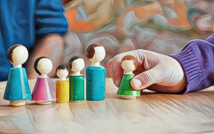 Muñecos de madera utilizados como recurso visual en trabajo sistémico